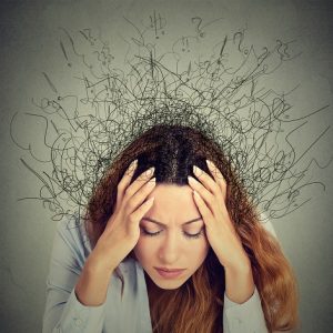 Mujer preocupada , estrés, pensamientos compulsivos, obsesión, ansiedad , yoga y meditación online